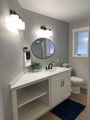 Combined shower/bathtub, towels, soap, shampoo