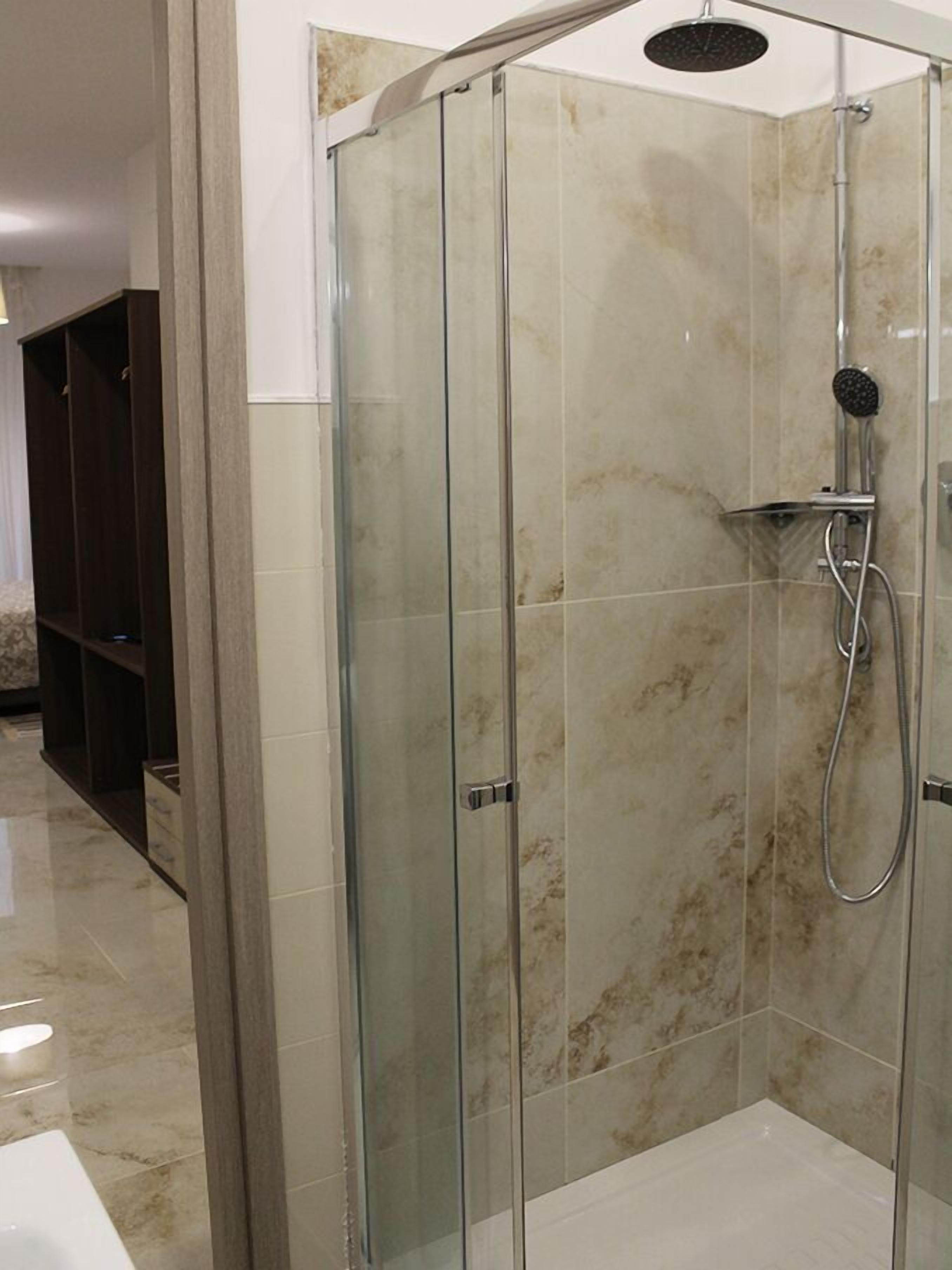 City-Doppelzimmer | Badezimmer | Dusche, Regendusche, kostenlose Toilettenartikel, Haartrockner