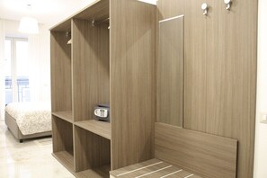 Coffres-forts dans les chambres, bureau, rideaux occultants
