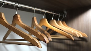 Perchas de madera en un perchero metálico.