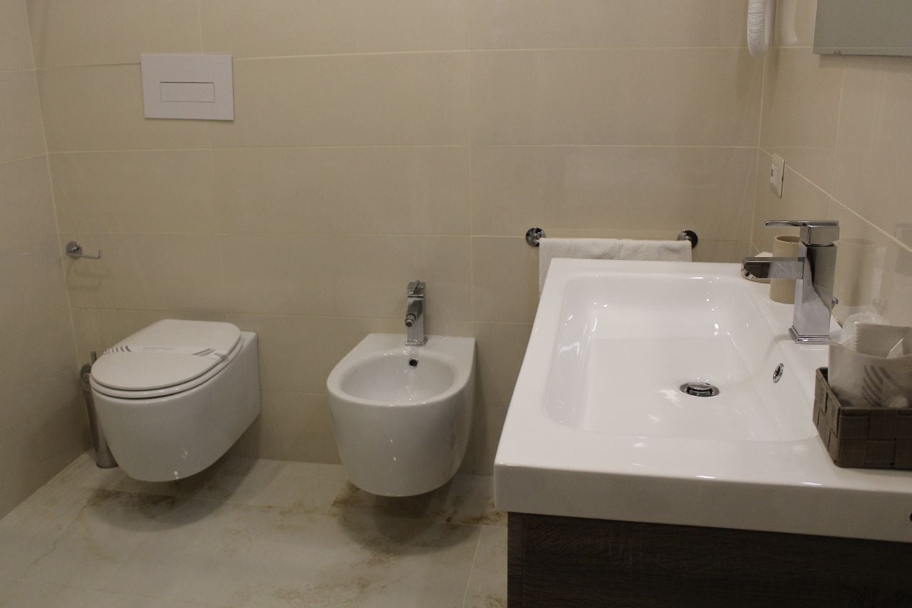 Ein Badezimmer mit Toilette, Bidet und Waschbecken.