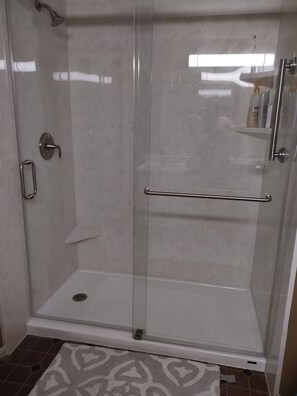 Tina, secadora de cabello, bidet, toallas 
