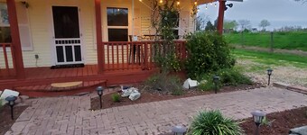 Country home located near Bellville/Sealy only 60 minutes from Houston, Tx