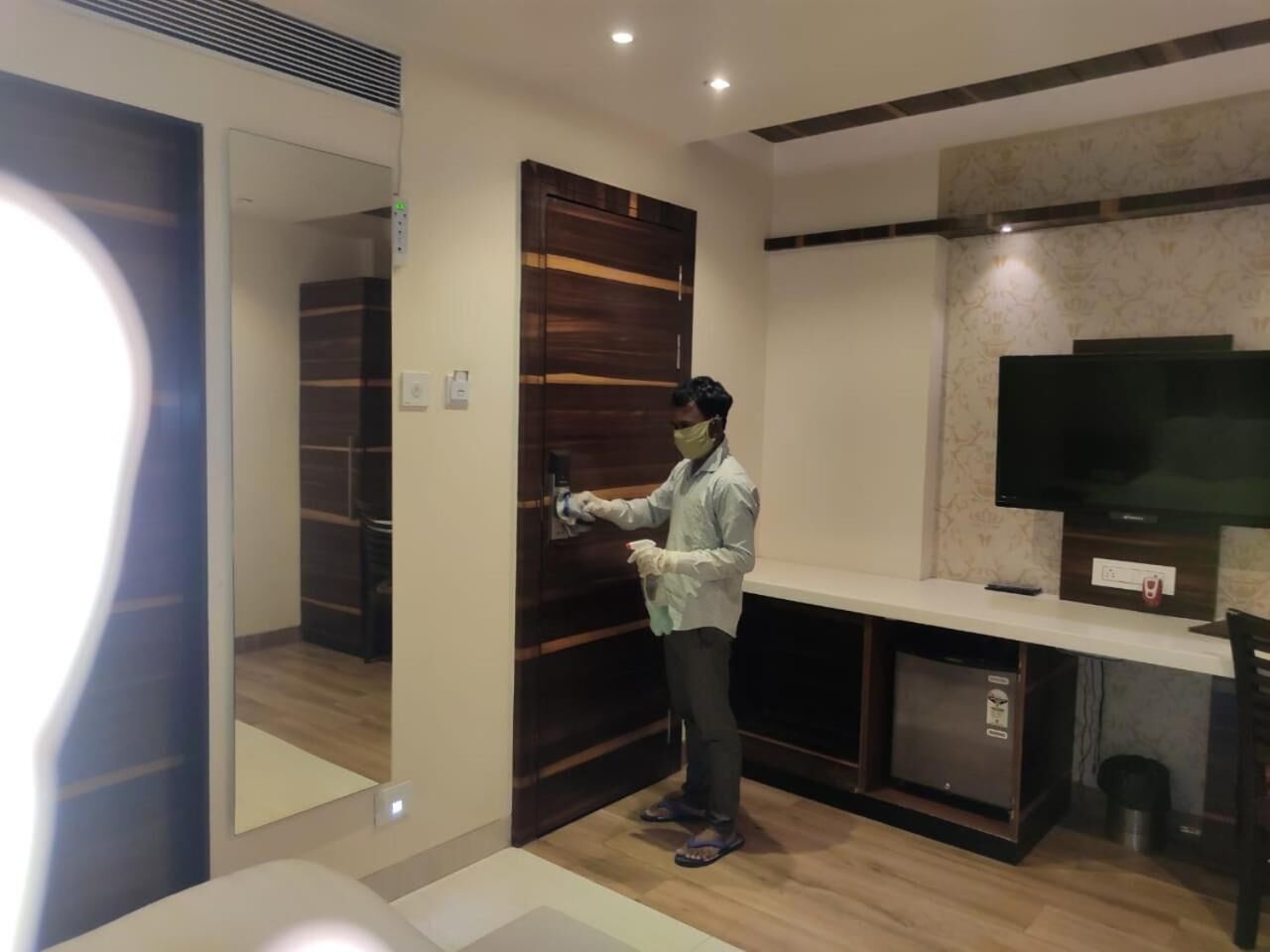 高档床上用品、客房内保险箱、办公桌、隔音