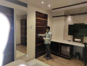 Premium bedding, in-room safe, desk, soundproofing - Hotel Sangat Regency (Bhopal)