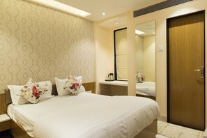 Premium bedding, in-room safe, desk, soundproofing - Hotel Sangat Regency (Bhopal)