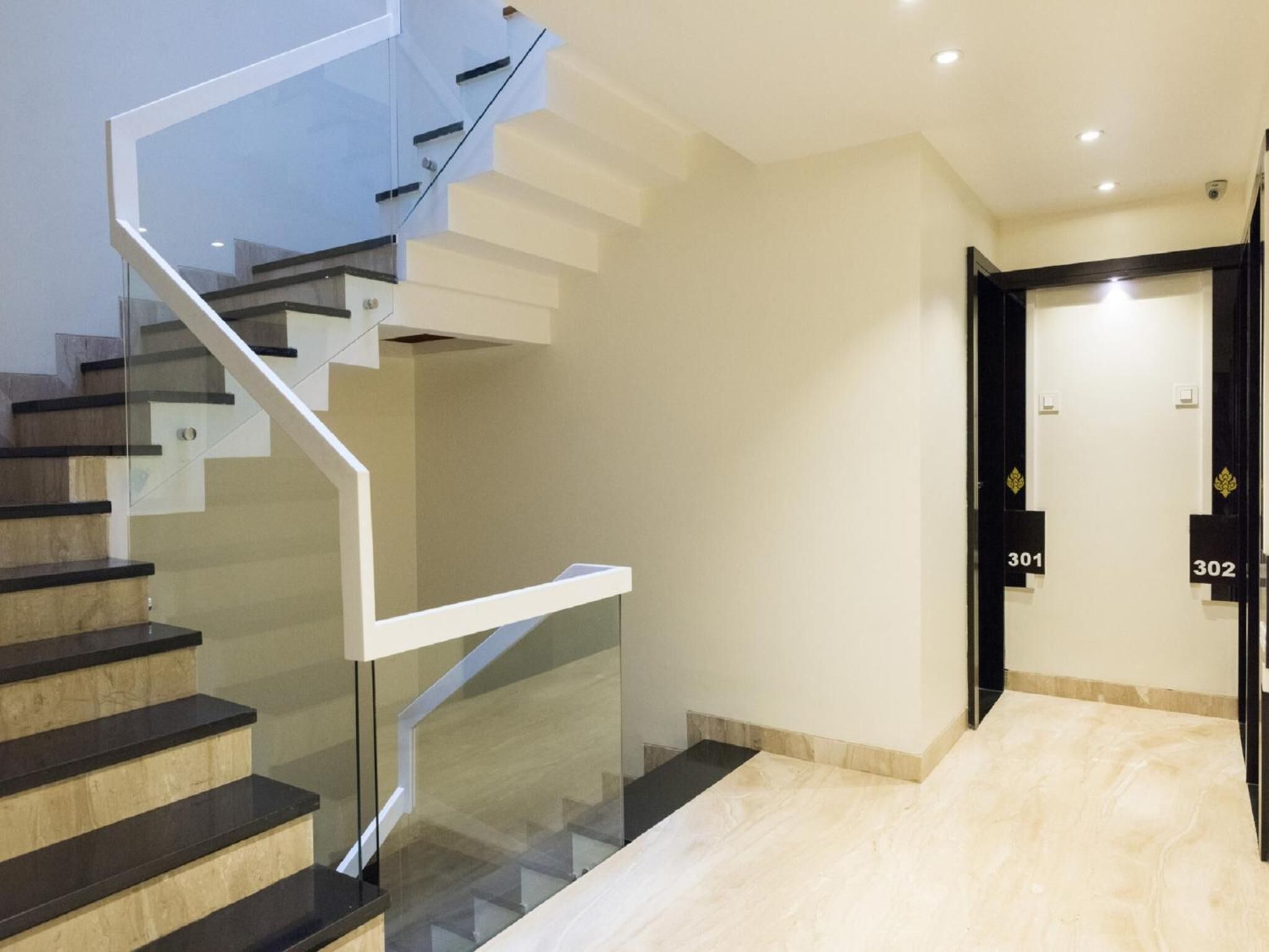 Una escalera moderna con barandillas de vidrio y diseño minimalista.
