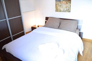 2 quartos, ferros/tábuas de passar roupa, Wi-Fi, roupa de cama