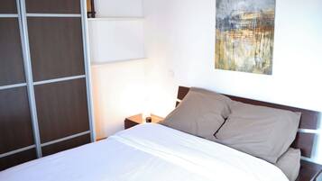 2 bedrooms, iron/ironing board, WiFi, bed sheets
