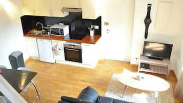 Coffee/tea maker, fridge, microwave, oven