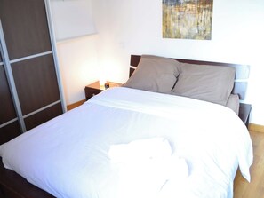 2 bedrooms, iron/ironing board, WiFi, bed sheets