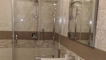 Doccia, asciugacapelli, bidet, asciugamani