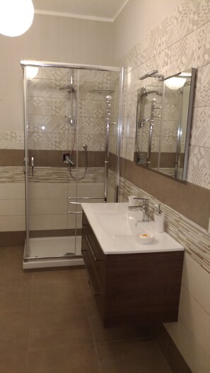 Dusche, Haartrockner, Bidet, Handtücher