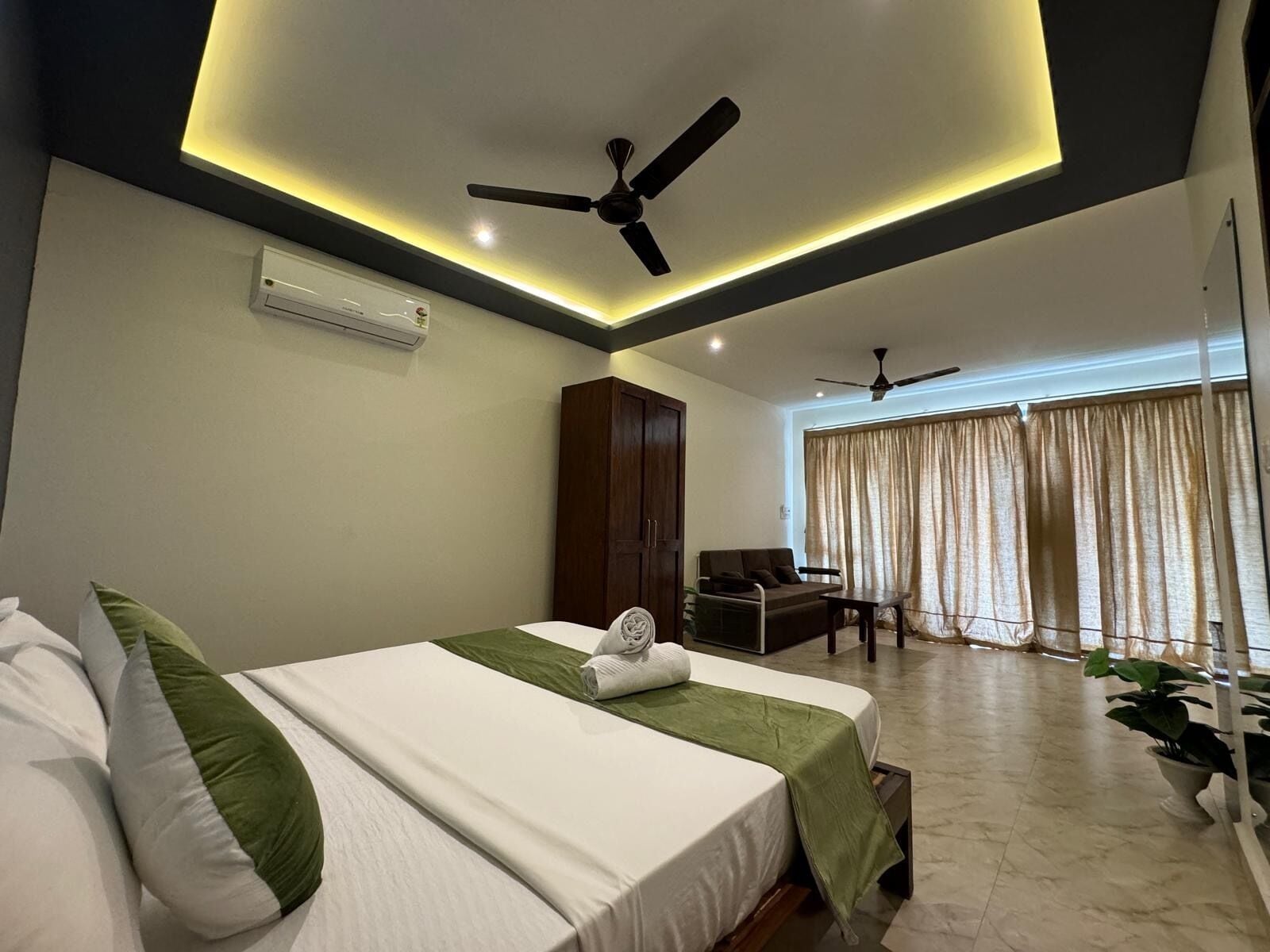 Escritorio, espacio para trabajar con laptop y wifi gratis 