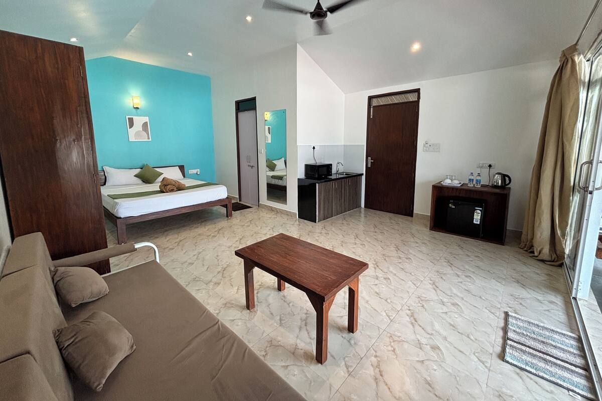 Luxury Villa | Desk, laptop workspace, WiFi (free), bed sheets