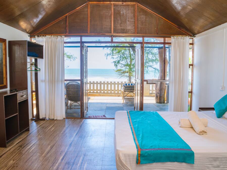 Deluxe Room, 1 Queen Bed, Sea View | Desk, laptop workspace, free WiFi, bed sheets