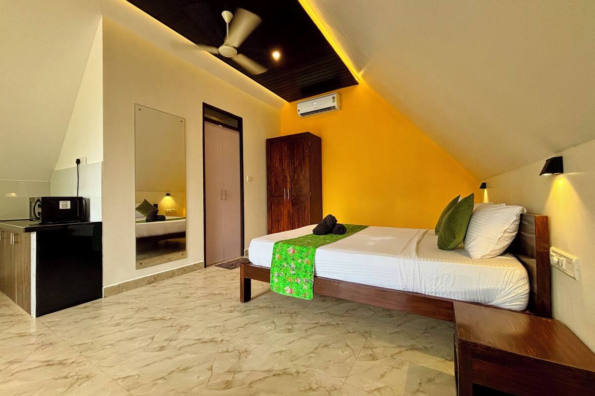 Luxury Villa | Desk, laptop workspace, WiFi (free), bed sheets