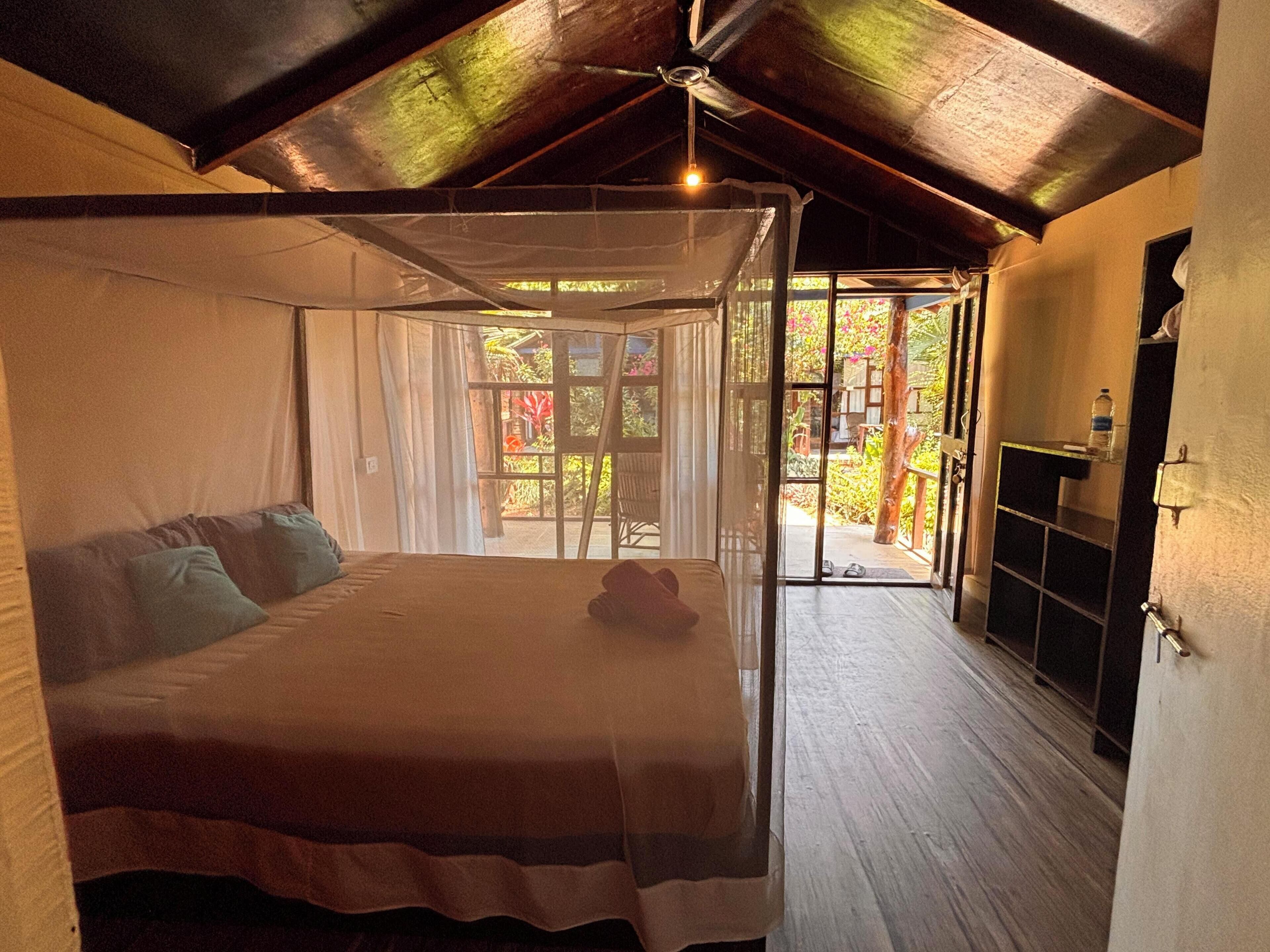 Escritorio, espacio para trabajar con laptop y wifi gratis 