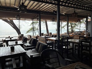 Se sirven desayunos, comidas y cenas con vista a la playa