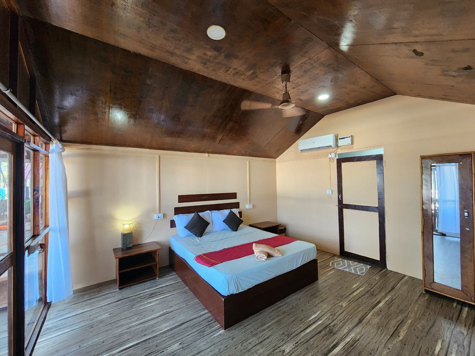 Escritorio, espacio para trabajar con laptop y wifi gratis 