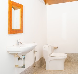 Deluxe Room, 1 Queen Bed, Sea View | Bathroom