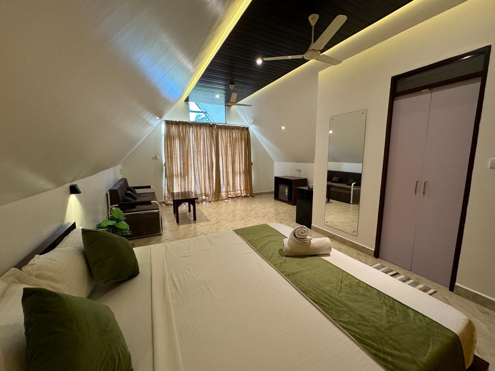 Escritorio, espacio para trabajar con laptop y wifi gratis 