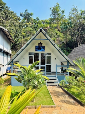 Escritorio, espacio para trabajar con laptop y wifi gratis