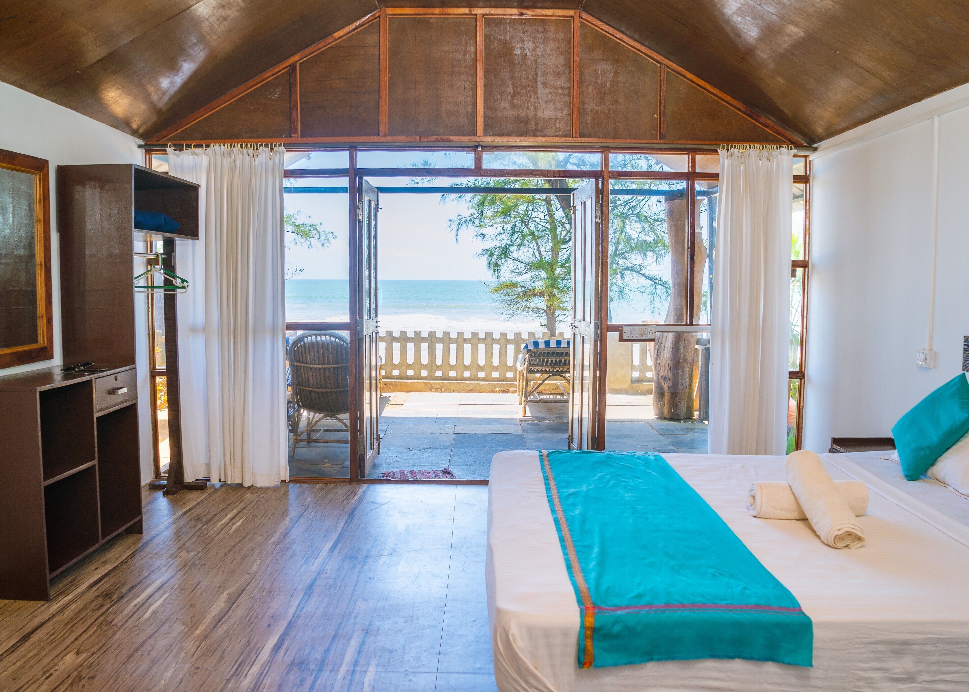 Desk, laptop workspace, free WiFi, bed sheets