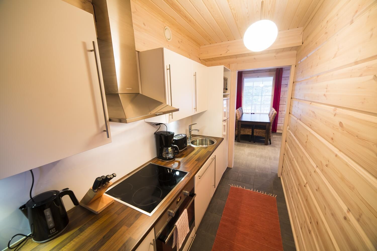 Stort kylskåp, mikrovågsugn, ugn och spishäll