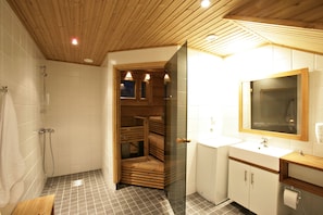 Xalet Comfort, sauna, vistes al pati | Bany | Dutxa, assecador de cabells i tovalloles