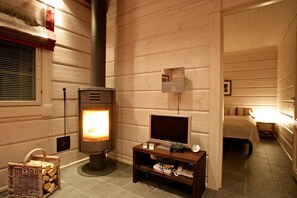 TV layar datar dan perapian