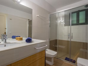 Badekar, hårtørrer, håndklæder