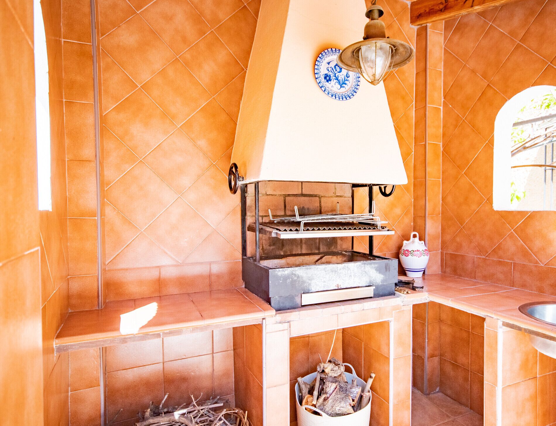 Een koelkast, een magnetron, een oven, een vaatwasser