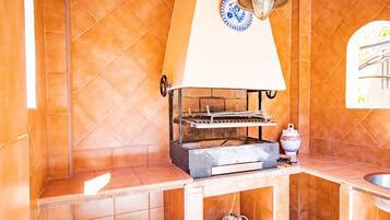 Een koelkast, een magnetron, een oven, een vaatwasser