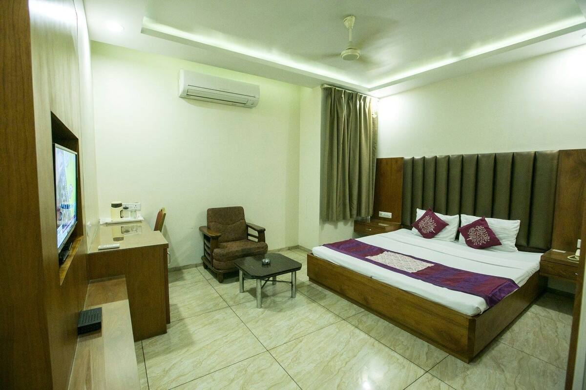 Premium bedding, desk, free WiFi
