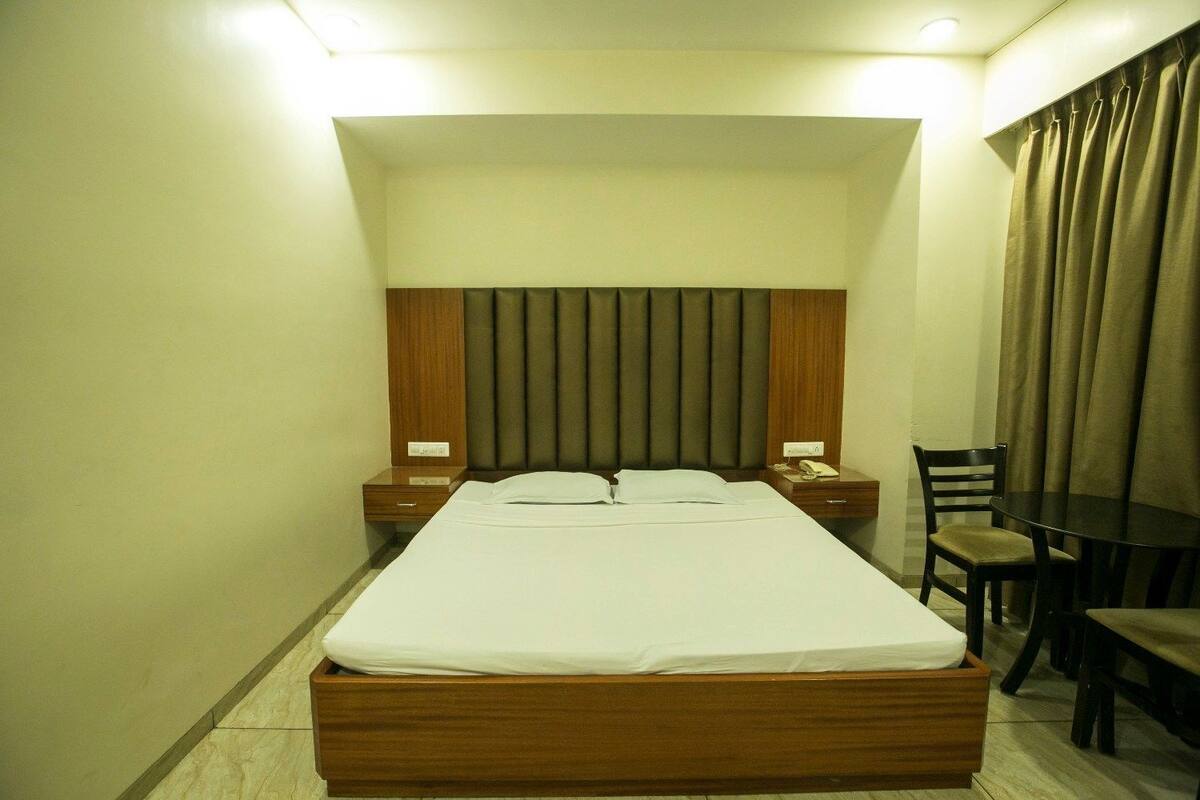 Premium bedding, desk, free WiFi