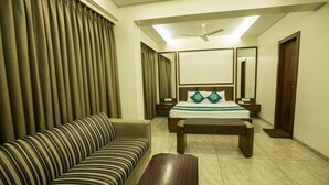 Peralatan tempat tidur premium, meja, Wi-fi percuma 