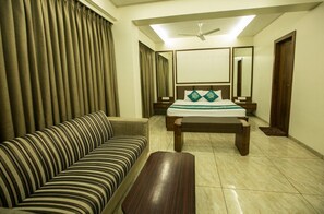 Premium bedding, desk, free WiFi