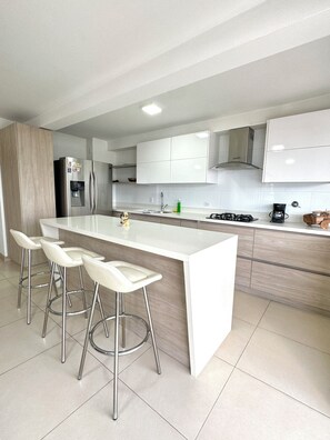 Frigorifero, microonde, forno, piano cottura