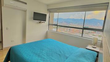 2 bedrooms, in-room safe, desk, iron/ironing board