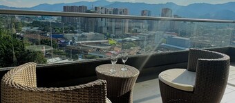 El Poblado! 2hab + Studio + Balkon + 2 Parkering!Den bedste i Medellin!