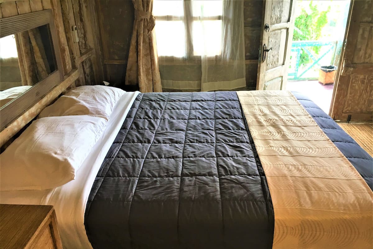 Standard Double Room | Desk, bed sheets