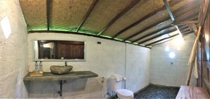 Chambre Familiale, 2 chambres | Salle de bain | Douche, serviettes fournies, savon, shampoing
