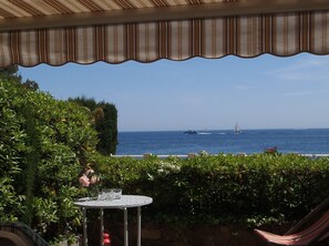 Outdoor dining - studio ground floor- loggia- sea view- feet in the water (Saint-Raphaël)