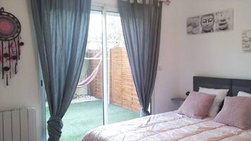 1 camera, una scrivania, insonorizzazione, ferro/asse da stiro