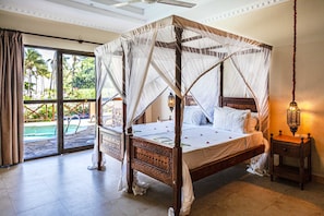 Vila executiva, piscina particular | Frigobar, cofres nos quartos, escrivaninha, roupa de cama