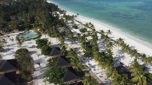 Privat strand i nærheten, hvit sand, solsenger og strandbar