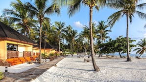 Rom – deluxe, sjøutsikt | Strand | Privat strand i nærheten, hvit sand, solsenger og strandbar