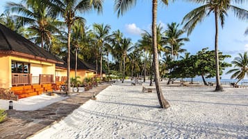 Chambre Deluxe, vue mer | Plage | Plage privée à proximité, sable blanc, chaises longues, bar de plage