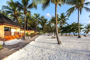 Deluxe-Zimmer, Meerblick | Strand | Privatstrand in der Nähe, weißer Sandstrand, Liegestühle, Strandbar